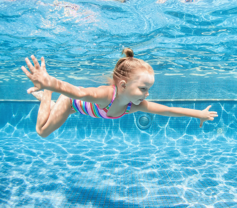 child-swimming-underwater-mobile2